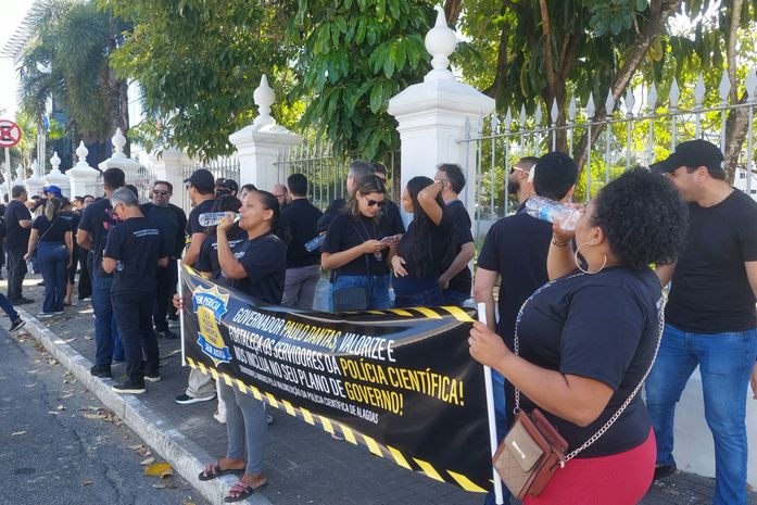 
Servidores da Polícia Científica exigem implementação da Bolsa Qualificação em ato no Centro
