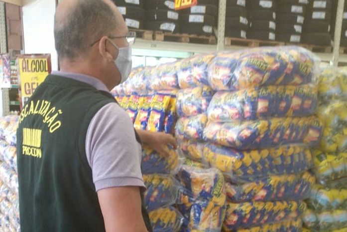 Procon Arapiraca realiza pesquisa em supermercados sobre itens da cesta básica