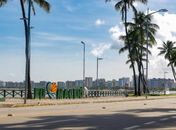 Está proibido ir às faixas de areia, ou seja, não é permitido ir tomar sol, banho de mar, nem caminhar pela areia
