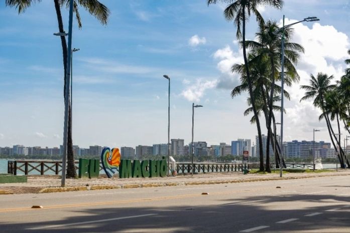 Está proibido ir às faixas de areia, ou seja, não é permitido ir tomar sol, banho de mar, nem caminhar pela areia