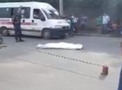 Homem colide moto com traseira de ônibus, cai e morre atropelado por outro coletivo no Agreste