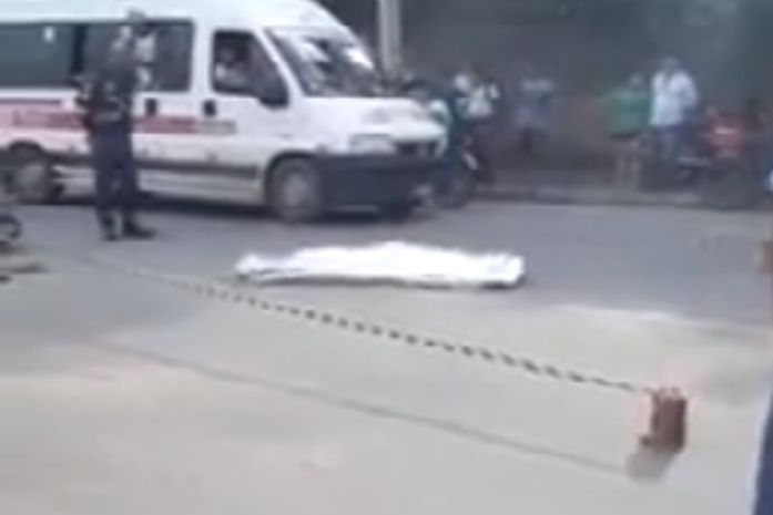 Homem colide moto com traseira de ônibus, cai e morre atropelado por outro coletivo no Agreste