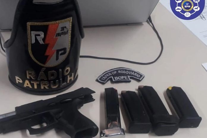 Após as ameaças, homem fugiu, mas foi localizado e detido pela polícia.