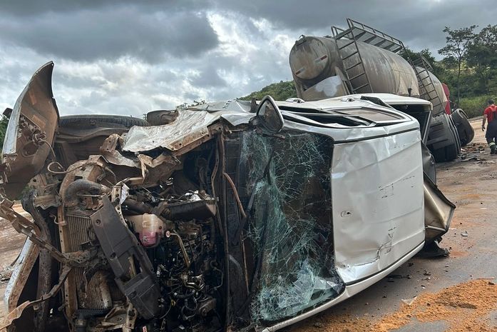 Motorista fica ferido em colisão entre carreta e caminhonete na BR-101, em Teotônio Vilela