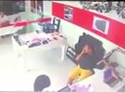 Imagens mostram homem furtando celular em concessionária no bairro do Farol