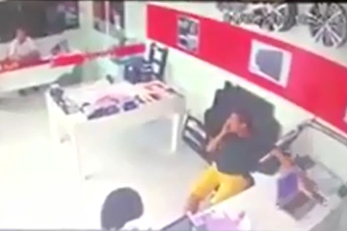 Imagens mostram homem furtando celular em concessionária no bairro do Farol