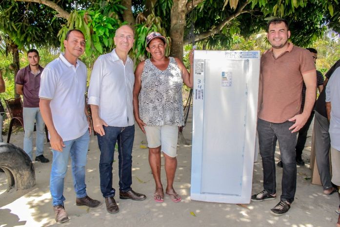 Prefeito Ronaldo Lopes entrega alimentos, geladeiras e fogões para famílias do Assentamento Novo Horizonte