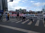 Ex-funcionários da empresa Veleiro cobram direitos trabalhistas e bloqueiam parcialmente a Avenida Fernandes Lima