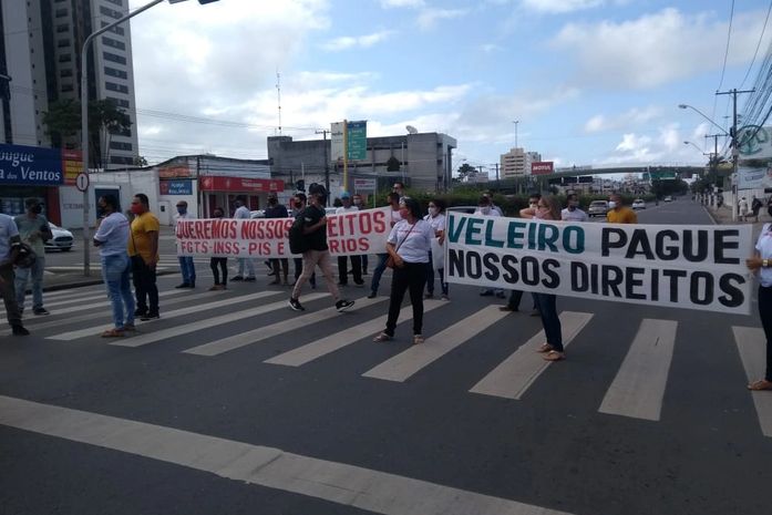 Ex-funcionários da empresa Veleiro cobram direitos trabalhistas e bloqueiam parcialmente a Avenida Fernandes Lima