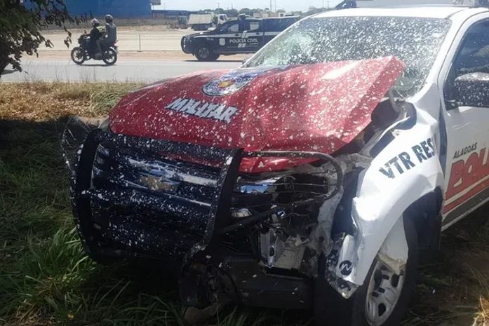 Acidente com veículo na contramão interrompe deslocamento de viatura e deixa PMs feridos na BR-104