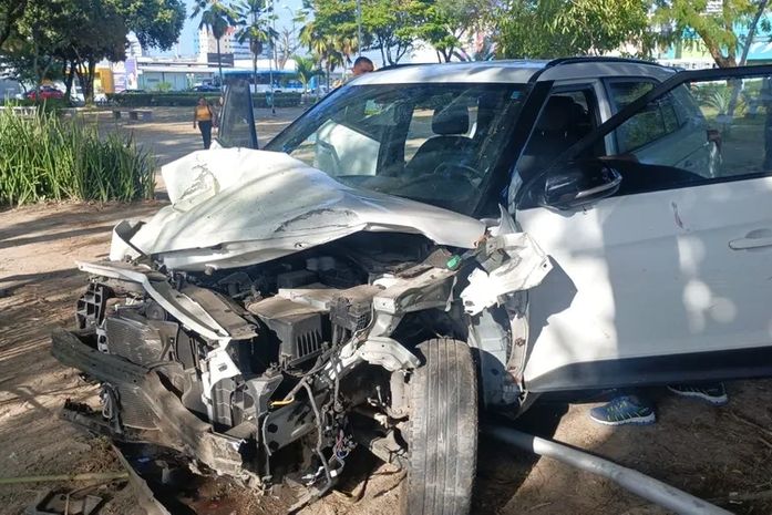 Carro ficou destruído ao se envolver em acidentes na parte alta de Maceió.