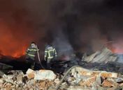 Bombeiros mantêm combate a incêndio em empresa de materiais inflamáveis em Maceió; trabalhos devem durar até a madrugada