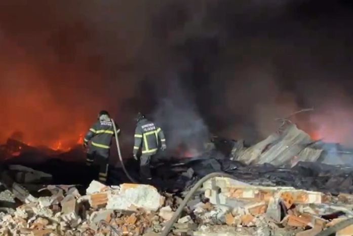 Bombeiros mantêm combate a incêndio em empresa de materiais inflamáveis em Maceió; trabalhos devem durar até a madrugada