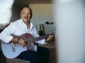 Armando Assunção faz show de lançamento do álbum Mariposa no Theatro Homerinho