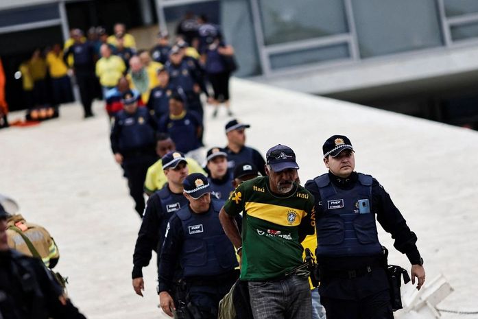 Justiça mantém prisão de 942 investigados por atos golpistas