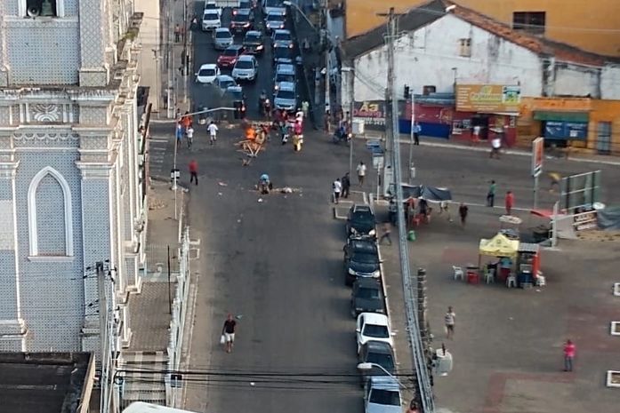 Manifestantes fecham cruzamento no Centro de Maceió; veja vídeo