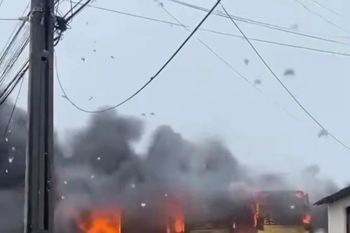Incêndio na garagem da Prefeitura de Boca da Mata destrói ônibus e mobiliza moradores