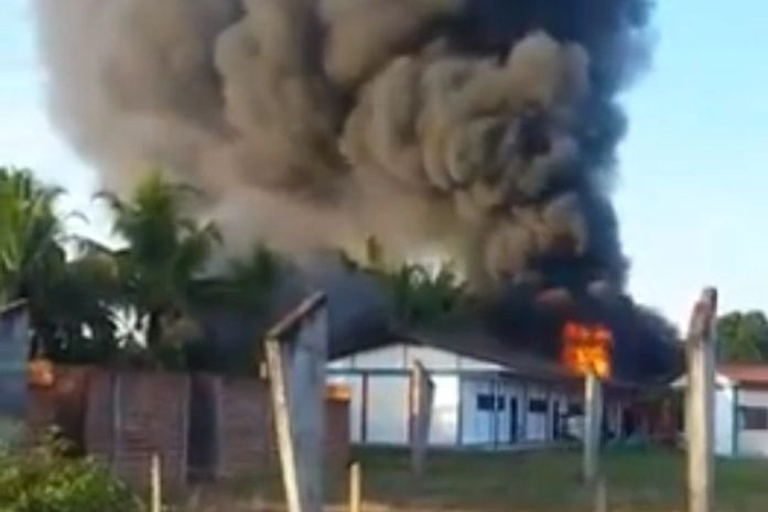 Fogo atingiu a escola municipal na manhã desta quarta