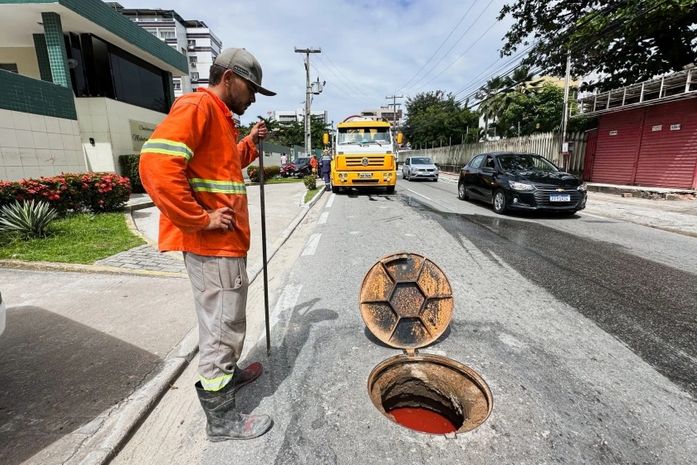 Prédio na Jatiúca é flagrado despejando esgoto em rede pluvial que deságua na Lagoa da Anta