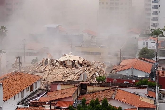 Embaixo dos escombros, soterrados conseguem se comunicar por ligações