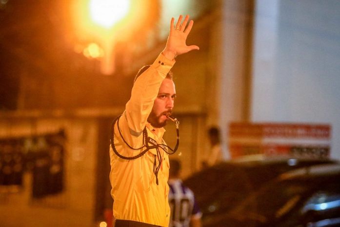 Agentes da SMTT orientam o trânsito no entorno do Estádio Rei Pelé