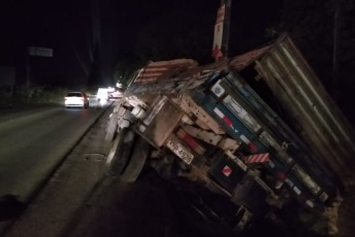 Veículo trasportava bagaço de cana-de açúcar; motorista não se feriu.