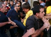 Bolsonaro sendo resgatado