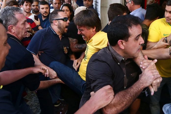 Bolsonaro sendo resgatado