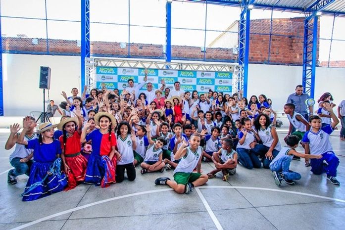Prefeito entrega quadra para 290 alunos de Chã da Jaqueira
