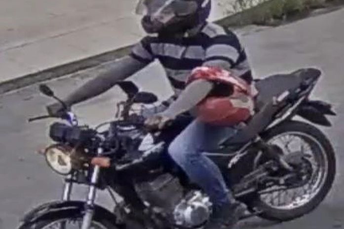 Vídeo: Polícia divulga novas imagens do motociclista suspeito de matar zelador no Jacintinho