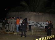 Família de capitão faz protesto de forma silenciosa durante reprodução simulada