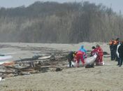 Equipes de resgate recuperam corpo depois que um barco de migrantes naufragou em mar agitado na costa da Itália