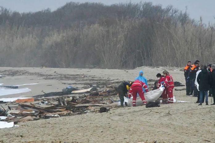 Equipes de resgate recuperam corpo depois que um barco de migrantes naufragou em mar agitado na costa da Itália