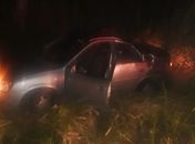 Motorista perdeu o controle da direção, carro saiu da pista e colidiu com árvore; ninguém se feriu.