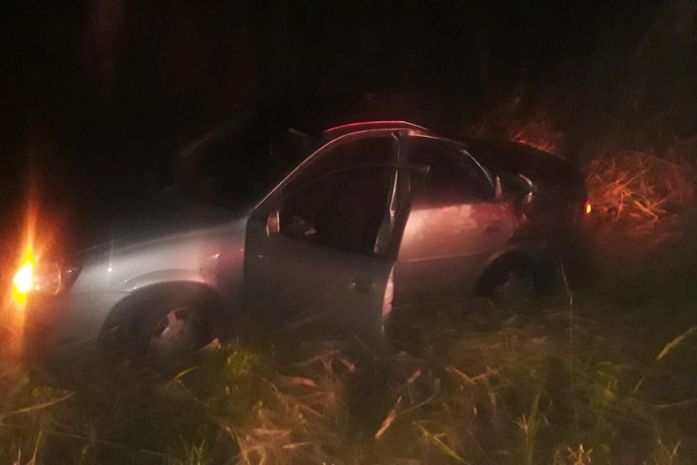 Motorista perdeu o controle da direção, carro saiu da pista e colidiu com árvore; ninguém se feriu.