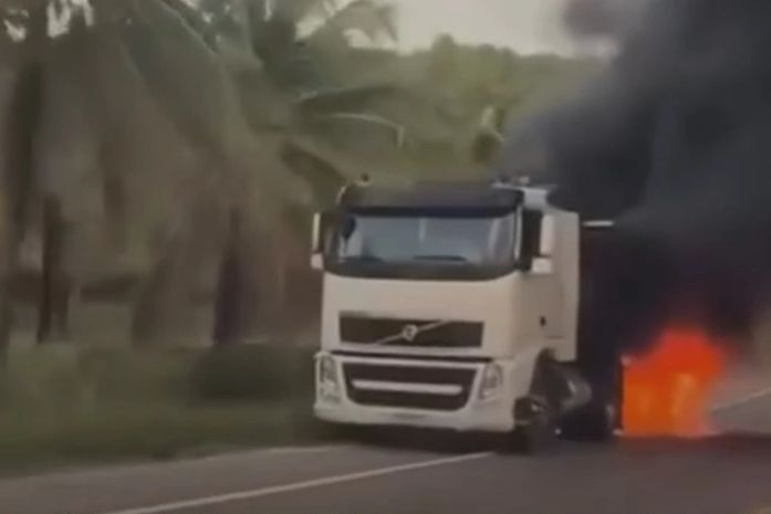 Carreta pega fogo às margens da BR-349 no Litoral Sul de Alagoas