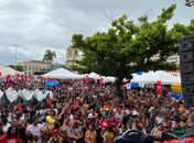 Multidão celebra 1º ano do Programa Assistência Com Você em Penedo com show de prêmios do Dia das Mães