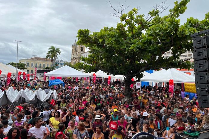 Multidão celebra 1º ano do Programa Assistência Com Você em Penedo com show de prêmios do Dia das Mães