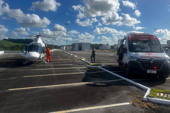 Duas gestantes e uma criança de 3 anos estão entre os resgatados após incêndio em lancha