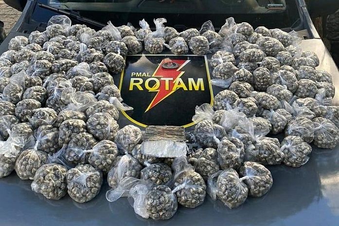 Polícia apreendeu mais de 13kg de drogas em residências no bairro do Jacintinho.