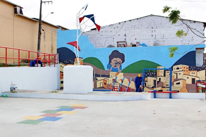 Nova praça conta com brinquedos e pintura especial