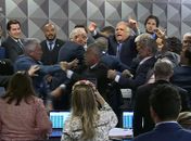 Gaspar conduz votação que atinge filho de Lula e sessão é suspensa após empurra-empurra na CPI do INSS