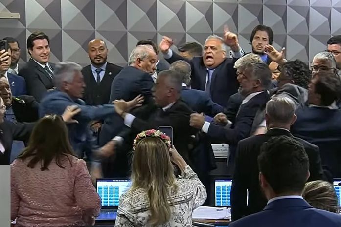Gaspar conduz votação que atinge filho de Lula e sessão é suspensa após empurra-empurra na CPI do INSS