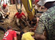 Socorristas trabalham no resgate das vítimas de soterramento