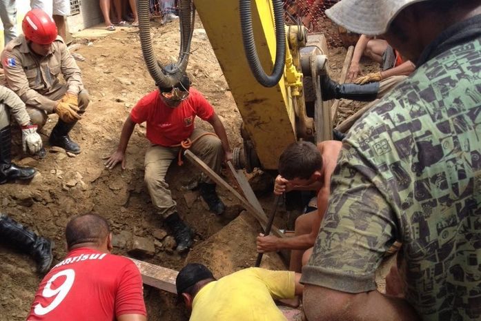 Socorristas trabalham no resgate das vítimas de soterramento