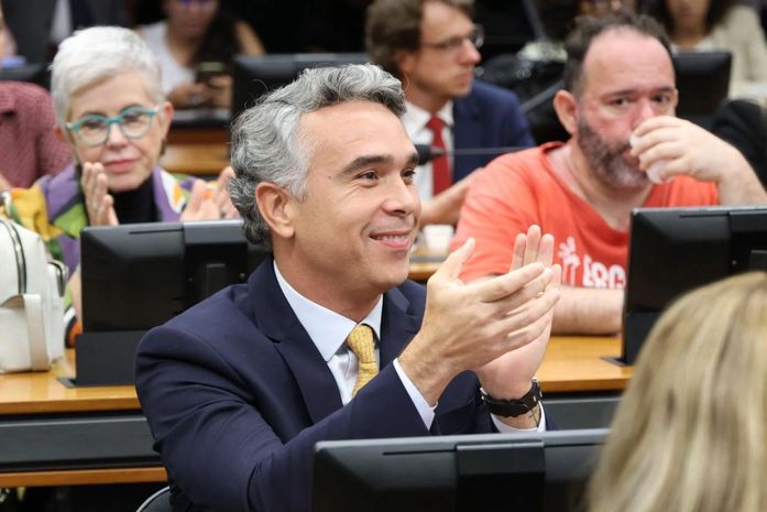 Rafael Brito comemora aprovação de Projeto de lei que cria piso salarial para profissionais da educação