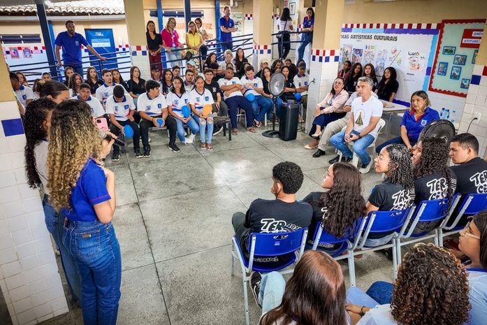 Com início do ano letivo, Rafael Brito destaca resultados da lei dos celulares nas escolas