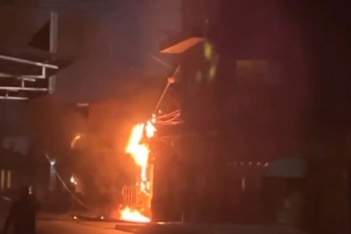 Vídeo: Poste em chamas, tomba e cai sobre igreja no Clima Bom