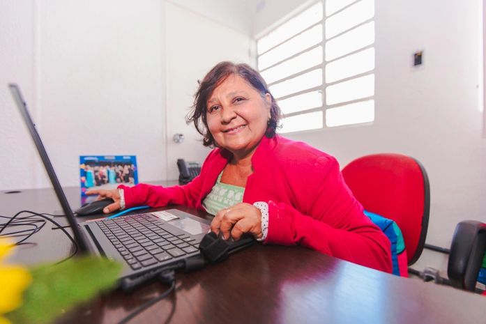 “Meu trabalho vai além de uma fonte de inspiração, é uma terapia”, afirma professora que atua na rede municipal de Maceió há 40 anos