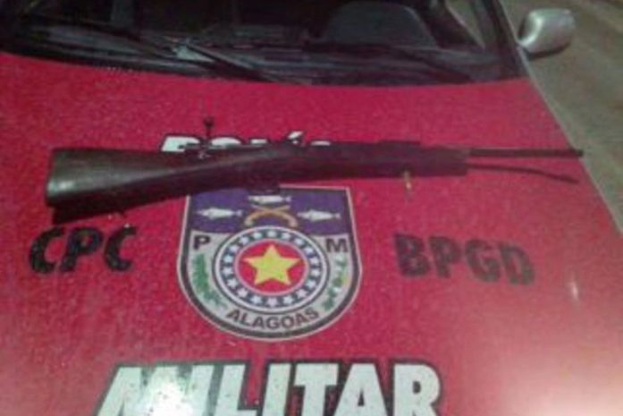 Fuzil de uso policial é apreendido com traficantes no Cruzeiro do Sul